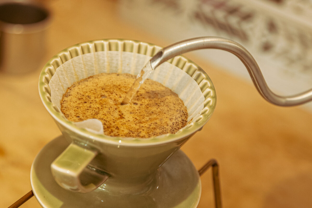 咖啡師在位於台灣的Coffee Intro萃取精品咖啡