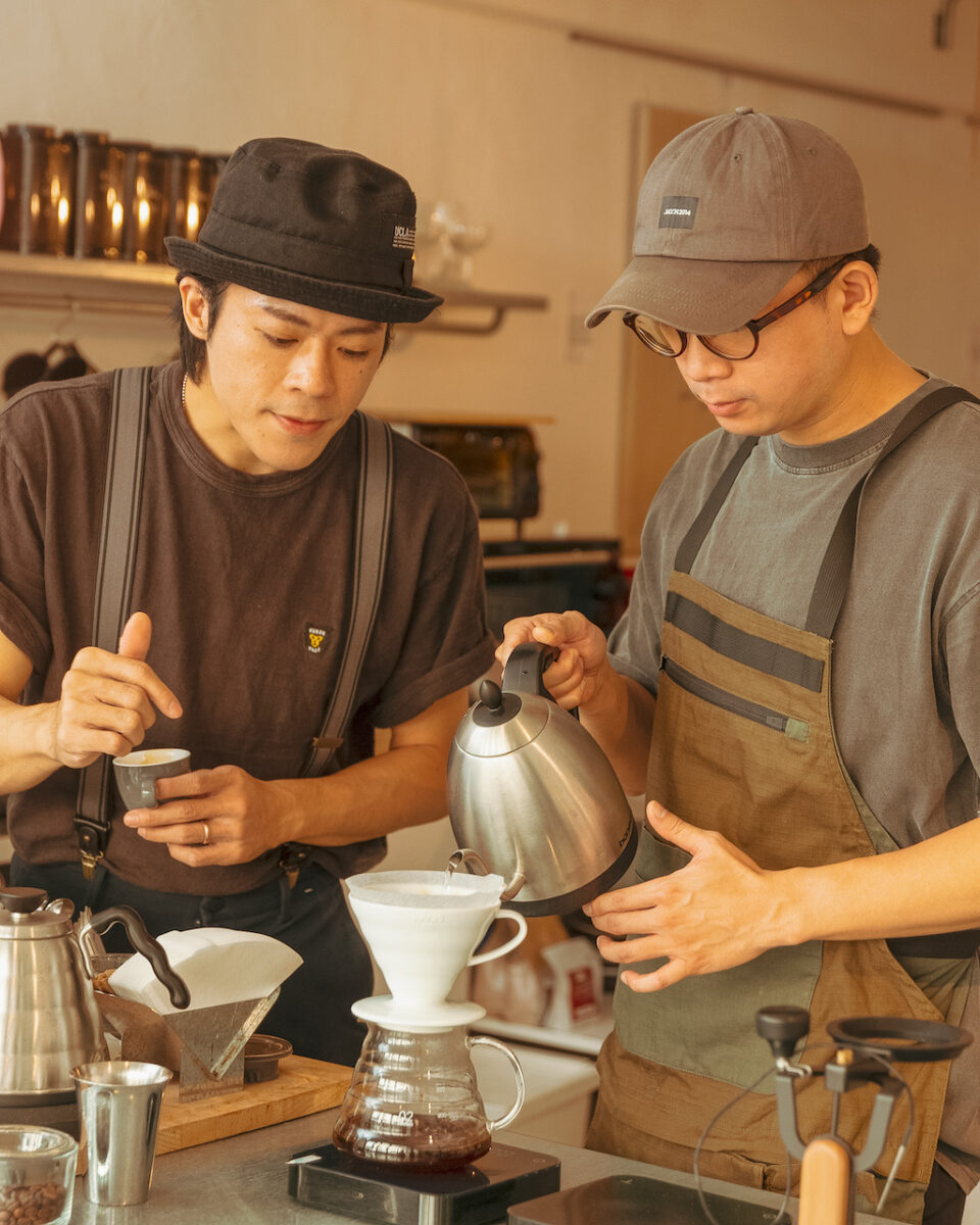 咖啡師在位於台灣的Oasis Coffee Roaster萃取精品咖啡