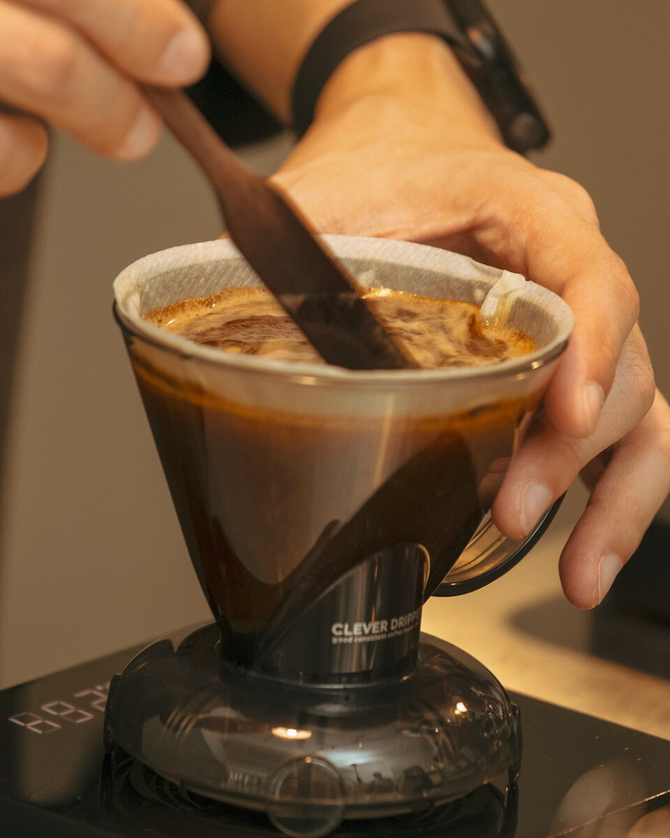 咖啡師在位於台灣的Pharos Coffee萃取精品咖啡
