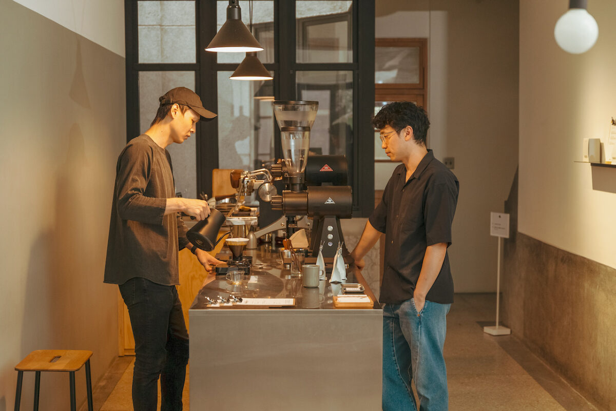 咖啡師在位於台灣的Pharos Coffee萃取精品咖啡