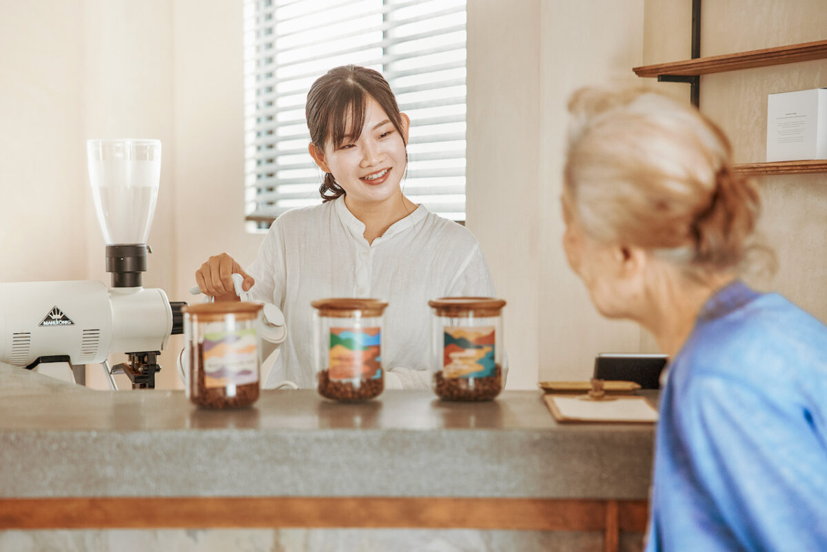 在位於日本一間提供精品咖啡的咖啡店BERTH COFFEE ROASTERY Haru中接待客人的樣貌