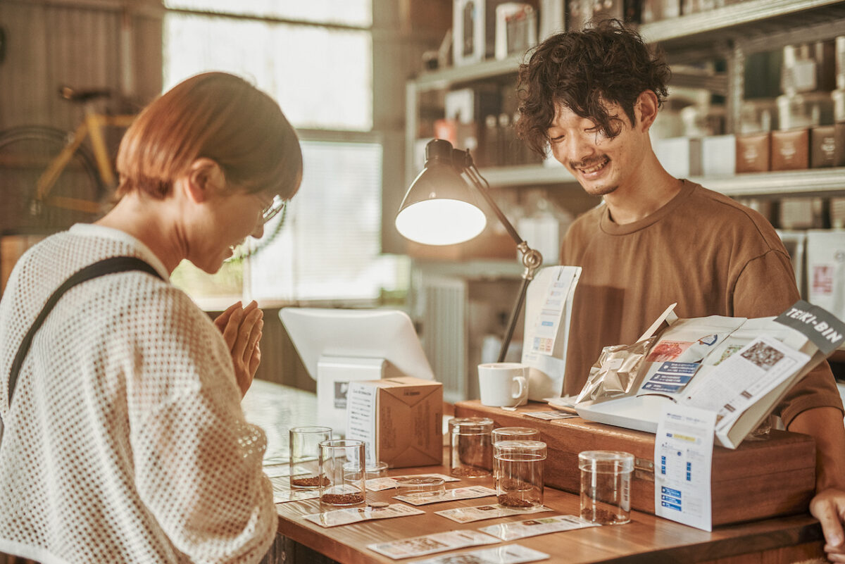 在位於日本一間提供精品咖啡的咖啡店KARIOMONS COFFEE ROASTER 中接待客人的樣貌